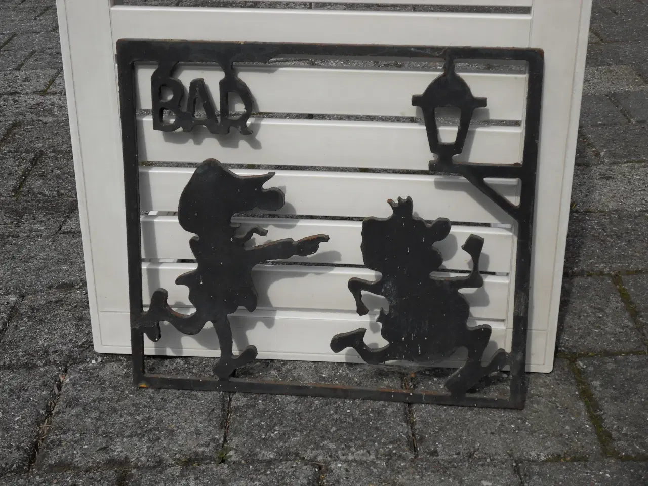 Billede 1 - SKULPTUR - JERN til væg. Kasket Karl og Ung Pige