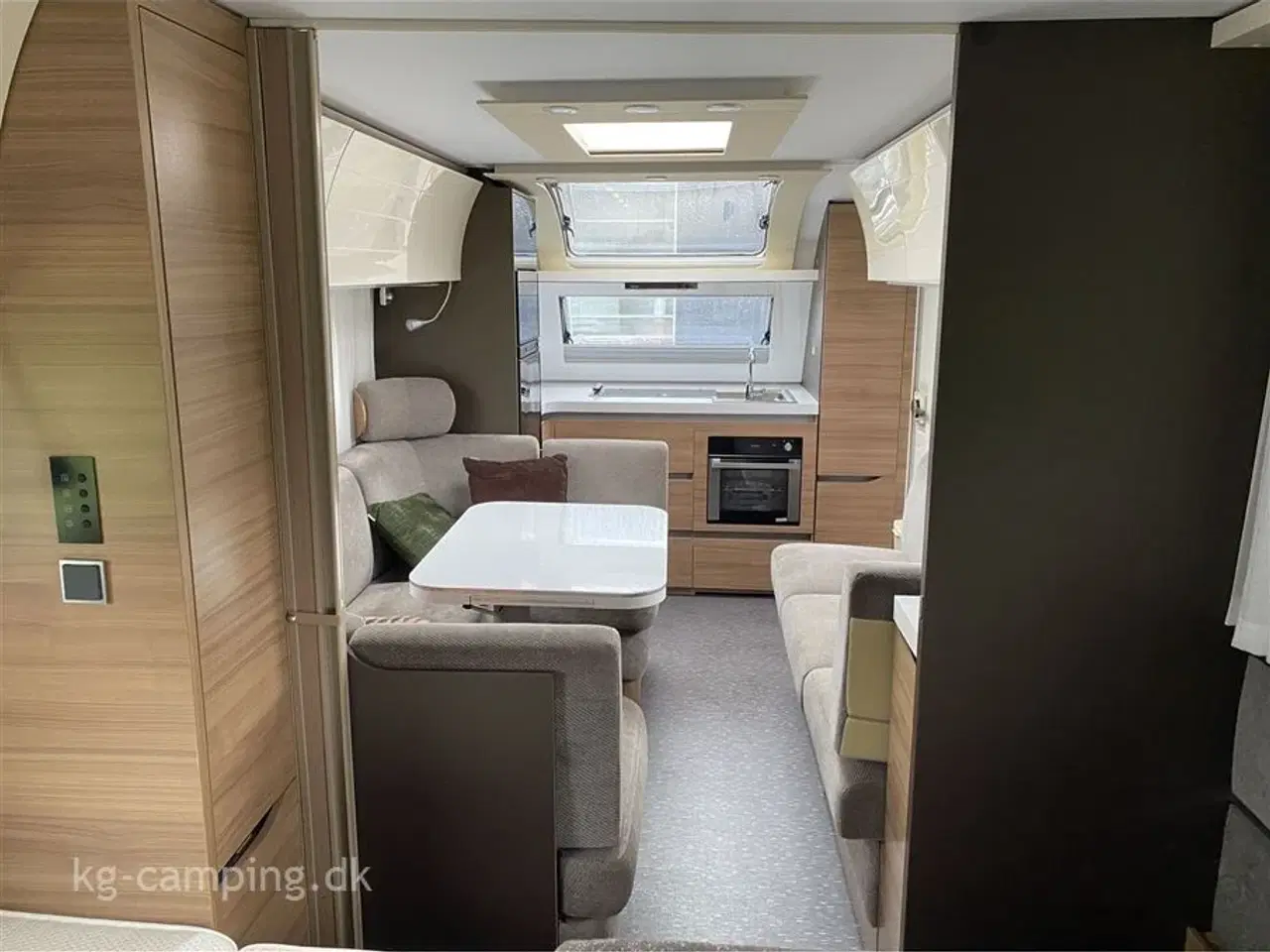 Billede 10 - 2021 - Adria Alpina 663 HT   Velholdt vogn med fritstående dobbeltseng og ende badeværelse.
