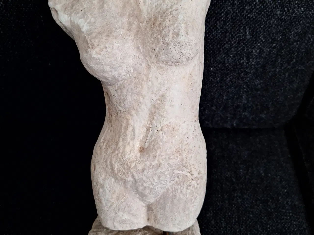 Billede 1 - Kvindefigur  højde 32 cm.