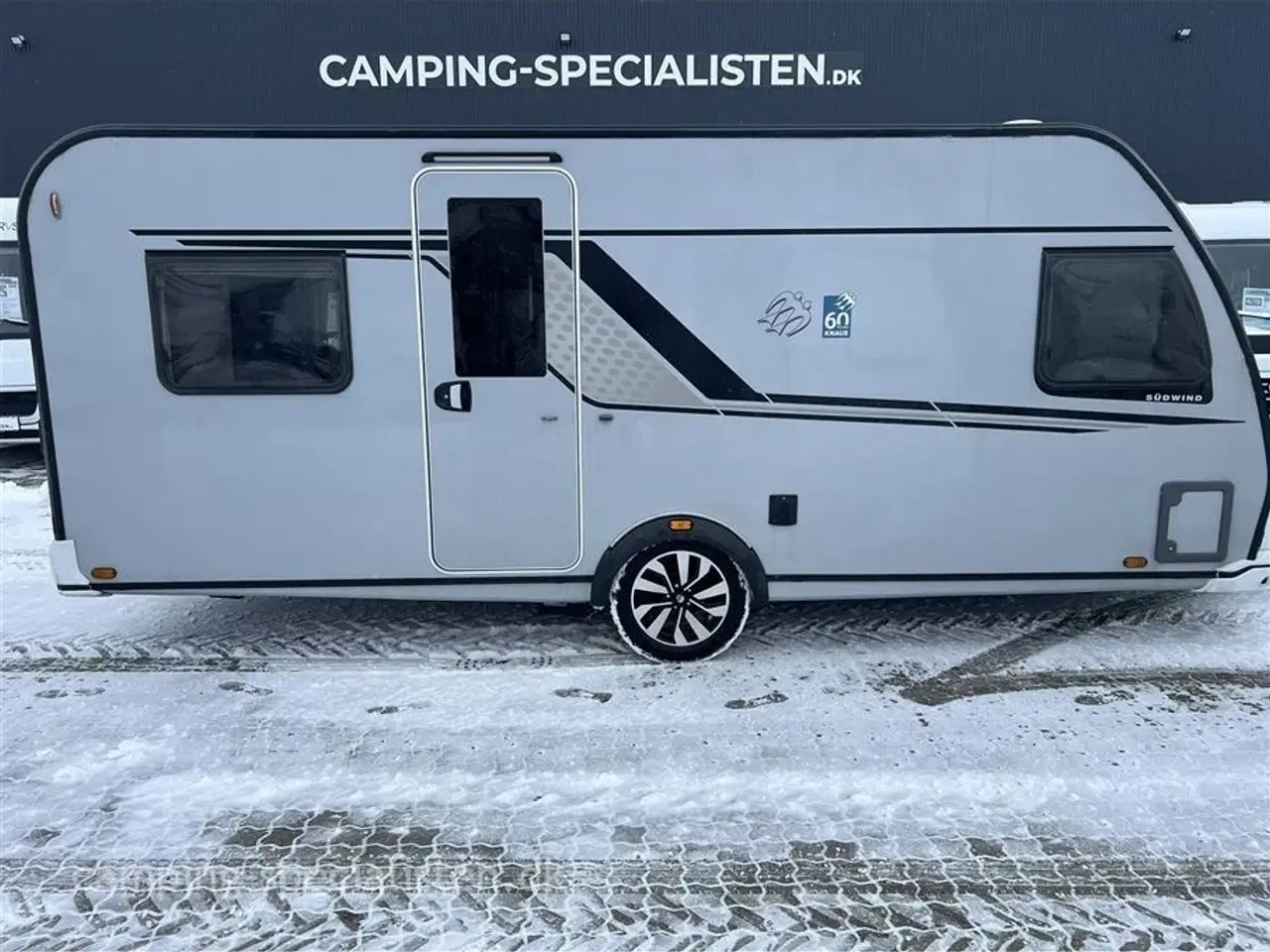 Billede 1 - 2022 - Knaus Südwind 500 FU "60 Years Celebration"   Knaus Südwind 500 FU 60 Years Celebration 2022 - Se den nu hos Camping-Specialisten.dk