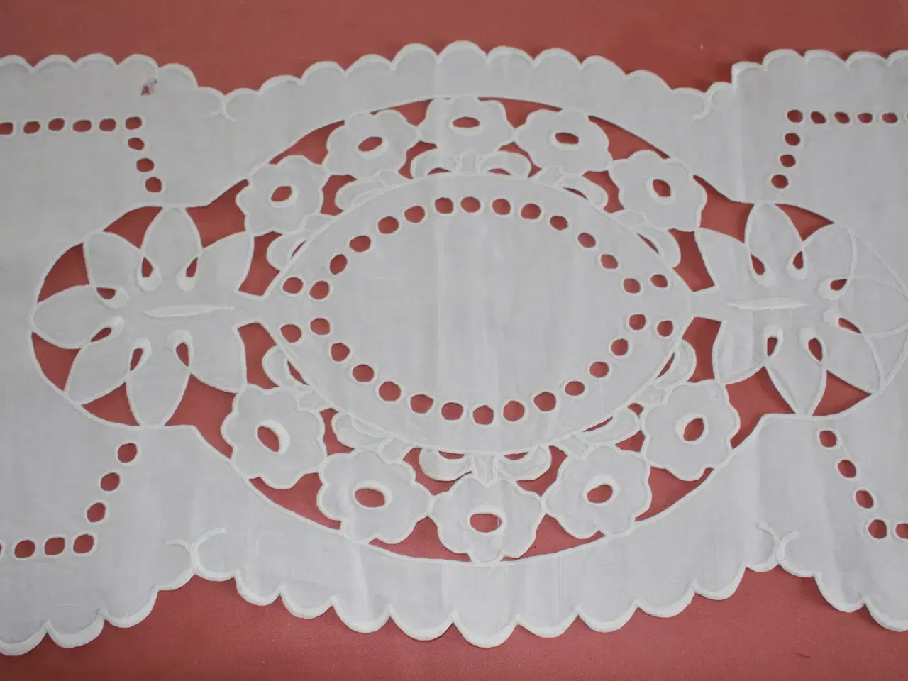 Billede 5 - Broderet løber, 30 x 146 cm 