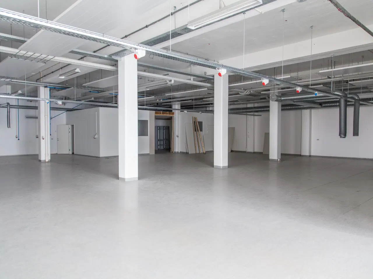 Billede 4 - 1026 m2 velindrettede lokaler til lager/lettere produktion og kontor.