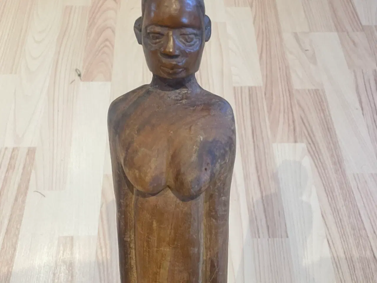 Billede 17 - Africana bord-håndskåret stel med figurer, 19fotos