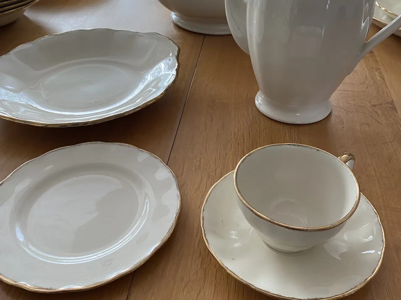 Billede 5 - Engelsk fajance kaffe- og spisestel i Cream Petal 
