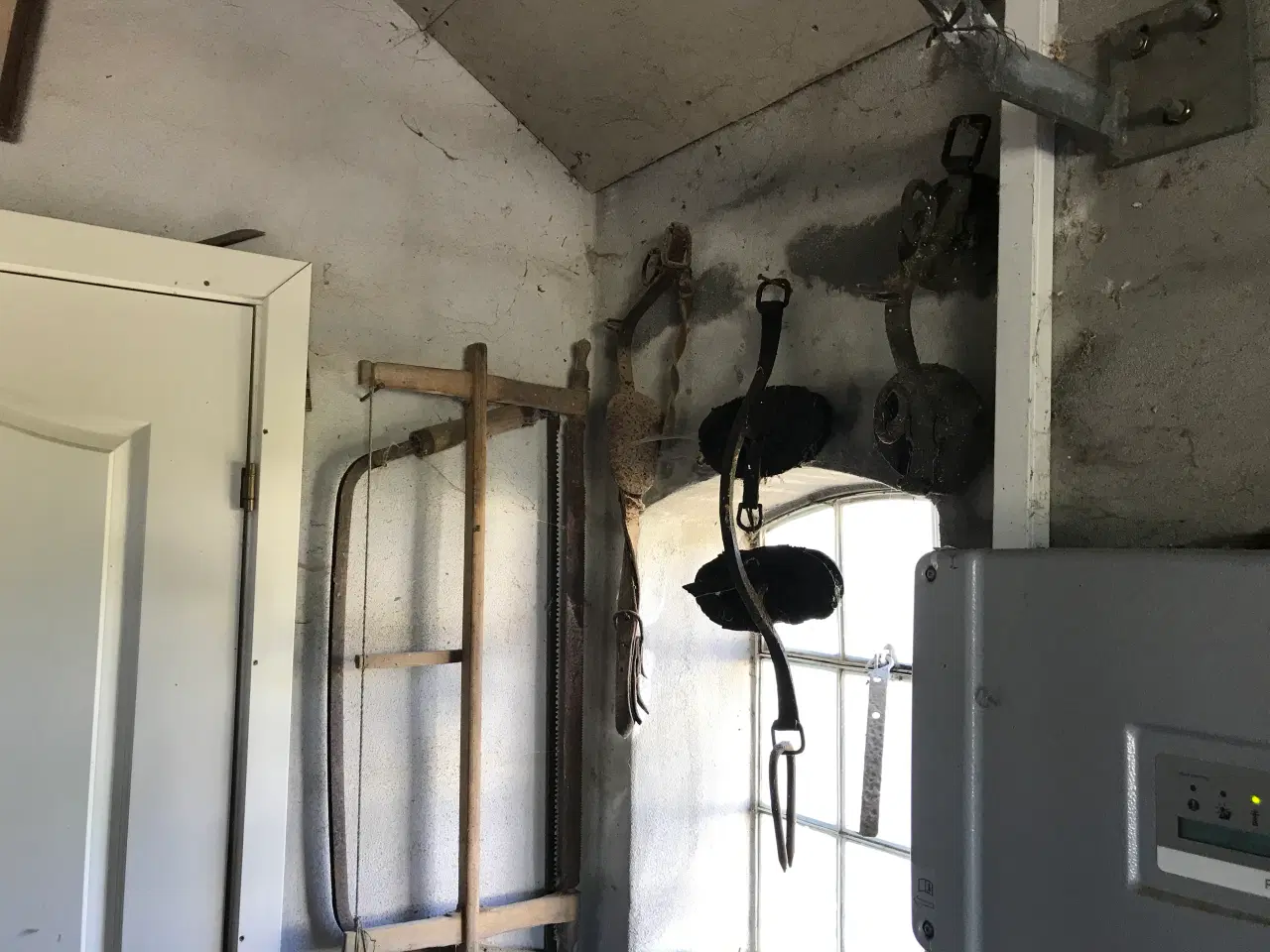 Billede 1 - Gamle landbrugsredskaber i metal og træ