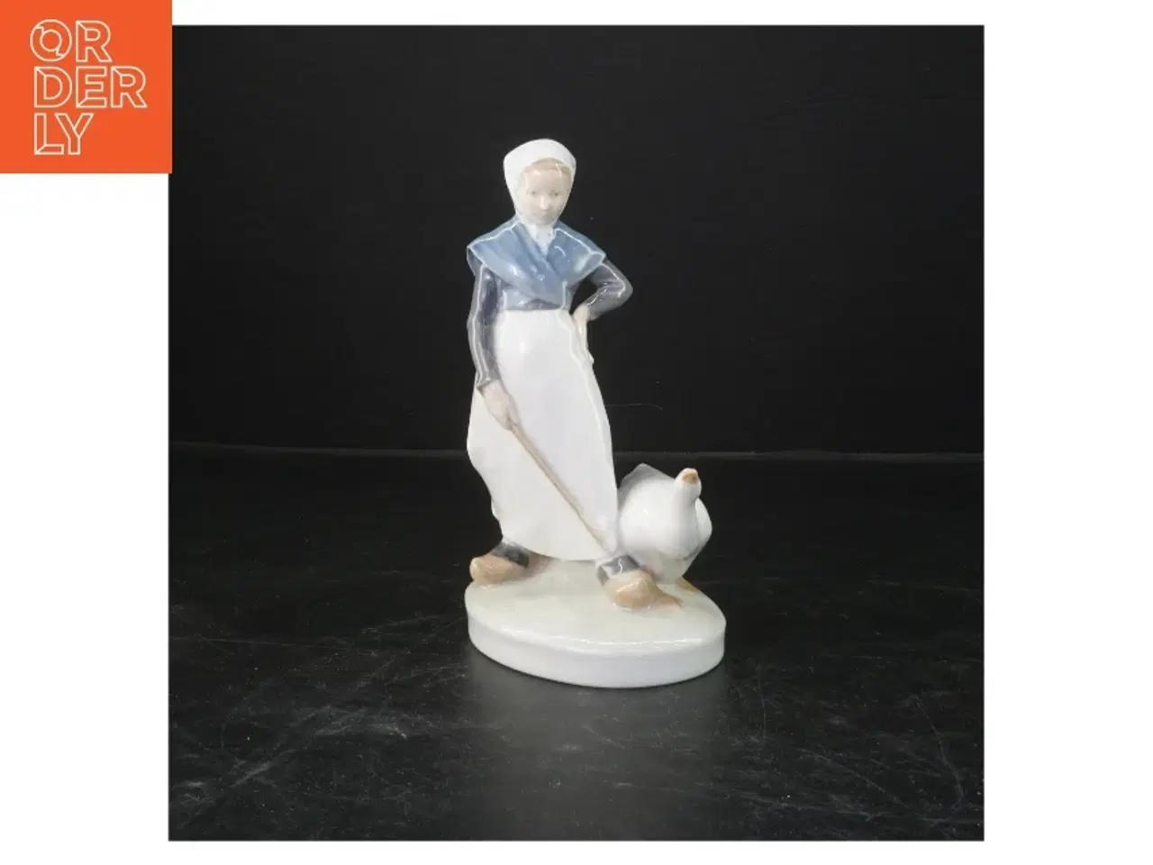 Billede 1 - Porcelænsfigur af kvinde med gås fra Royal Copenhagen (str. 19 cm)