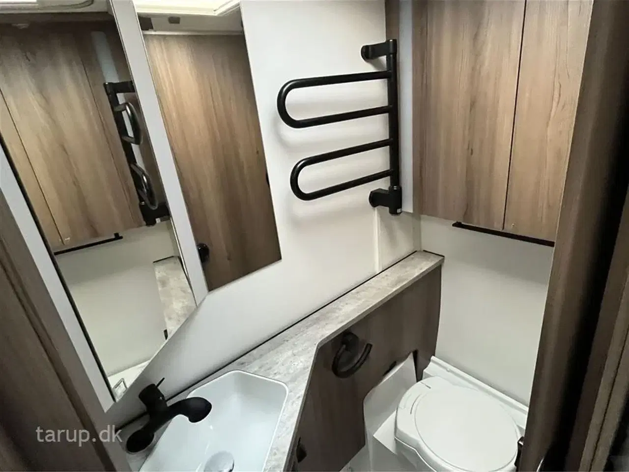 Billede 17 - 2026 - Kabe Smaragd 520 XL KS Premium Line   Fransk seng, rundsiddegruppe i mørkegråt skind, ALDE centralvarme, vandbåren gulvvarme, stort kompressor køleskab