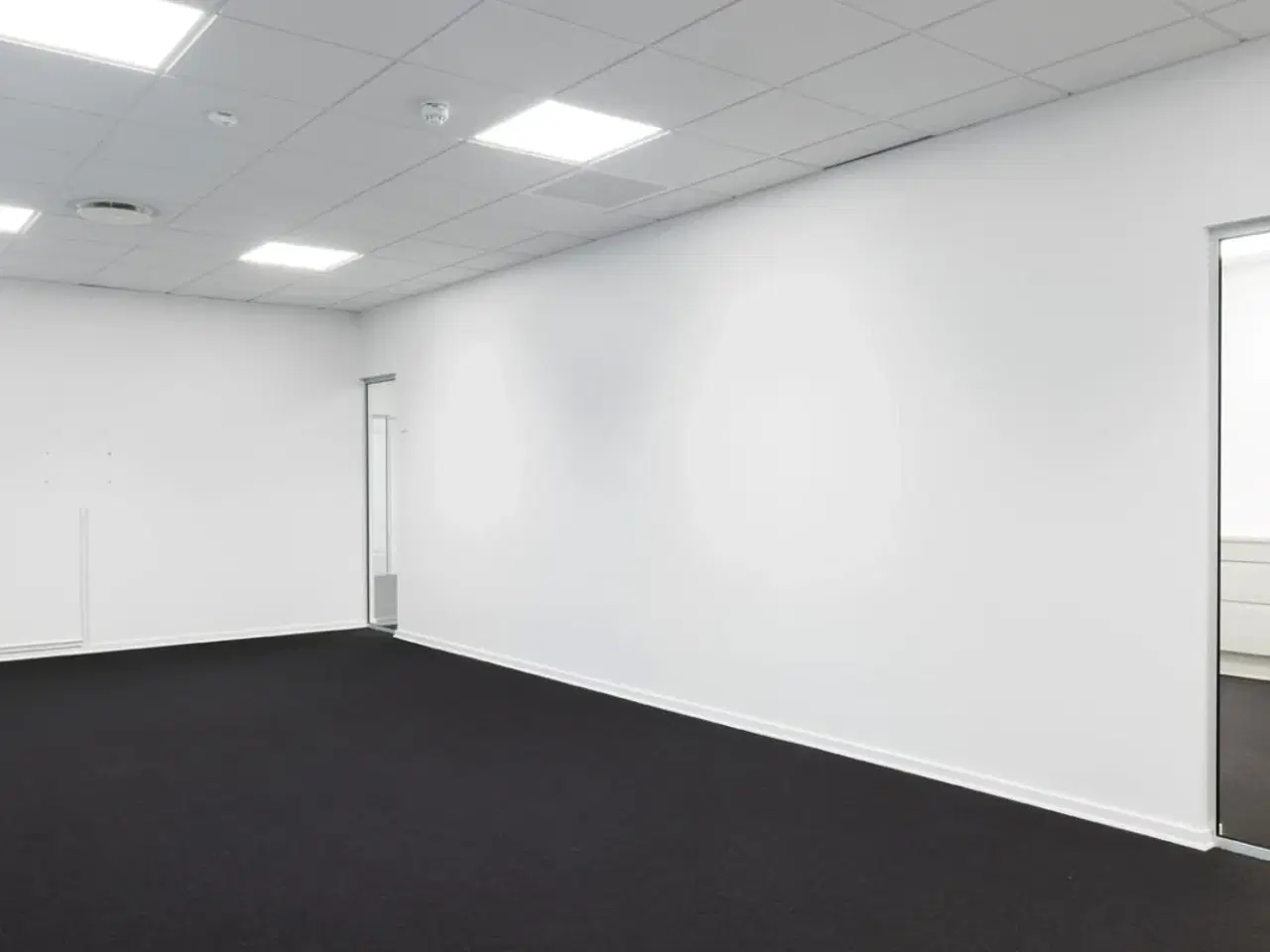 Billede 8 - I denne moderne flerbrugerejendom udbydes lyse og indbydende kontorlejemål i varierende størrelser der passer perfekt til virksomheder i alle størrelser