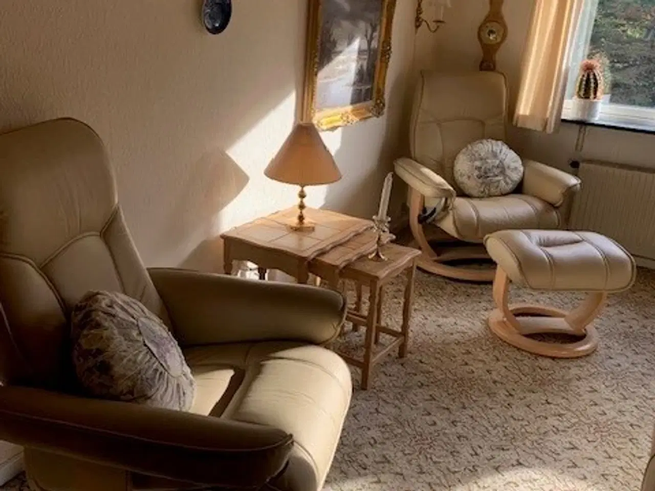 Billede 1 - 2 flotte læderstole i beige med drejefod