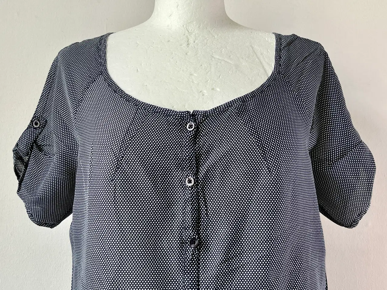 Billede 2 - Armani, prikket bluse, str L