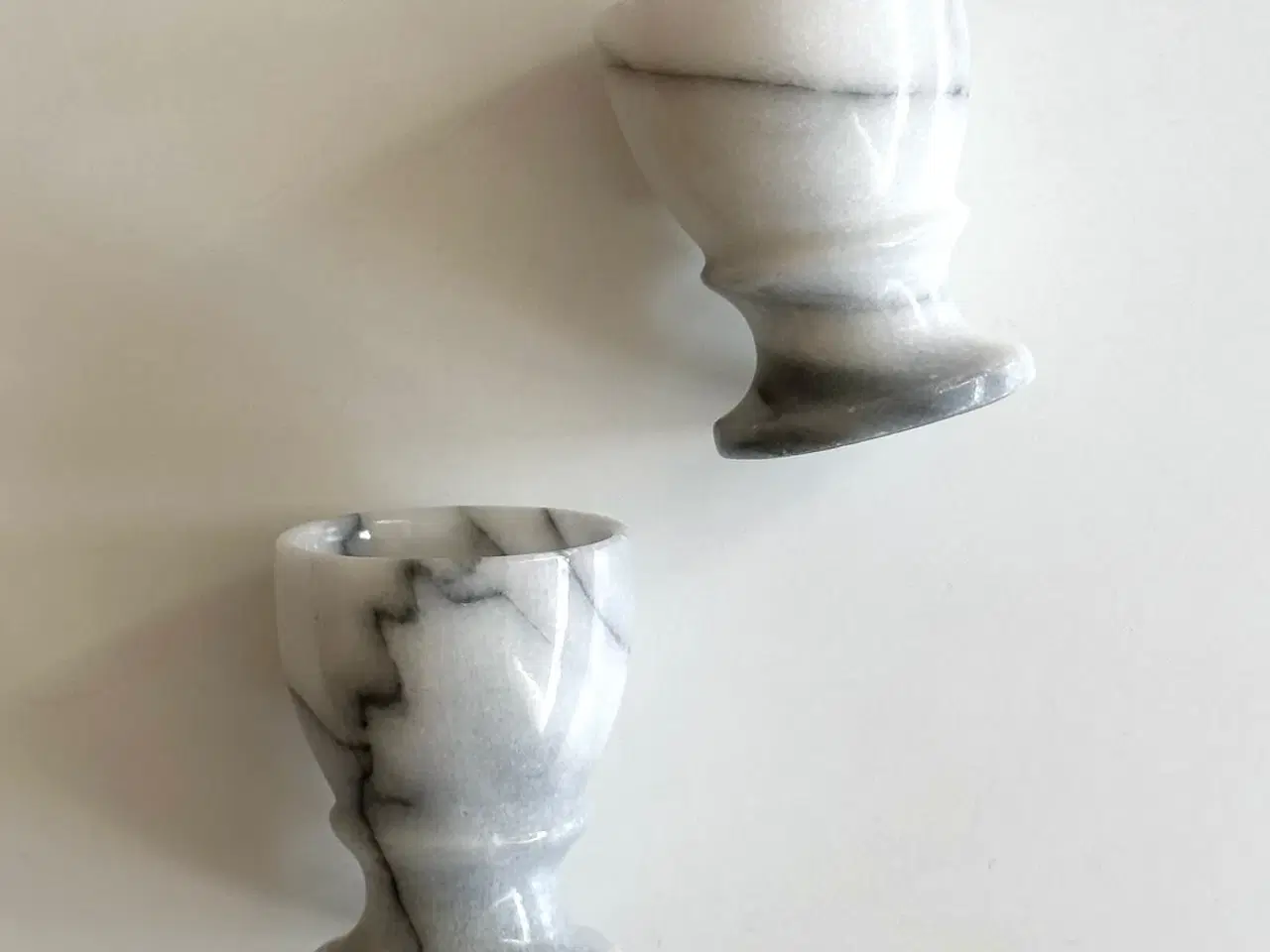 Billede 4 - Marmoræggebægre på fod, 2 stk samlet