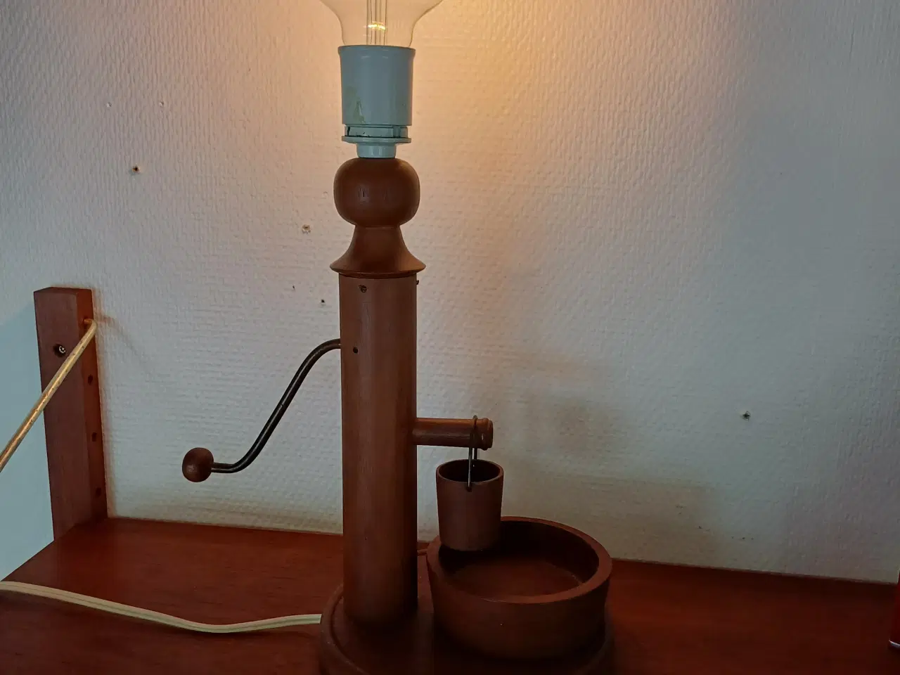 Billede 5 - Teak bordlampe udformet som vandpumpe 