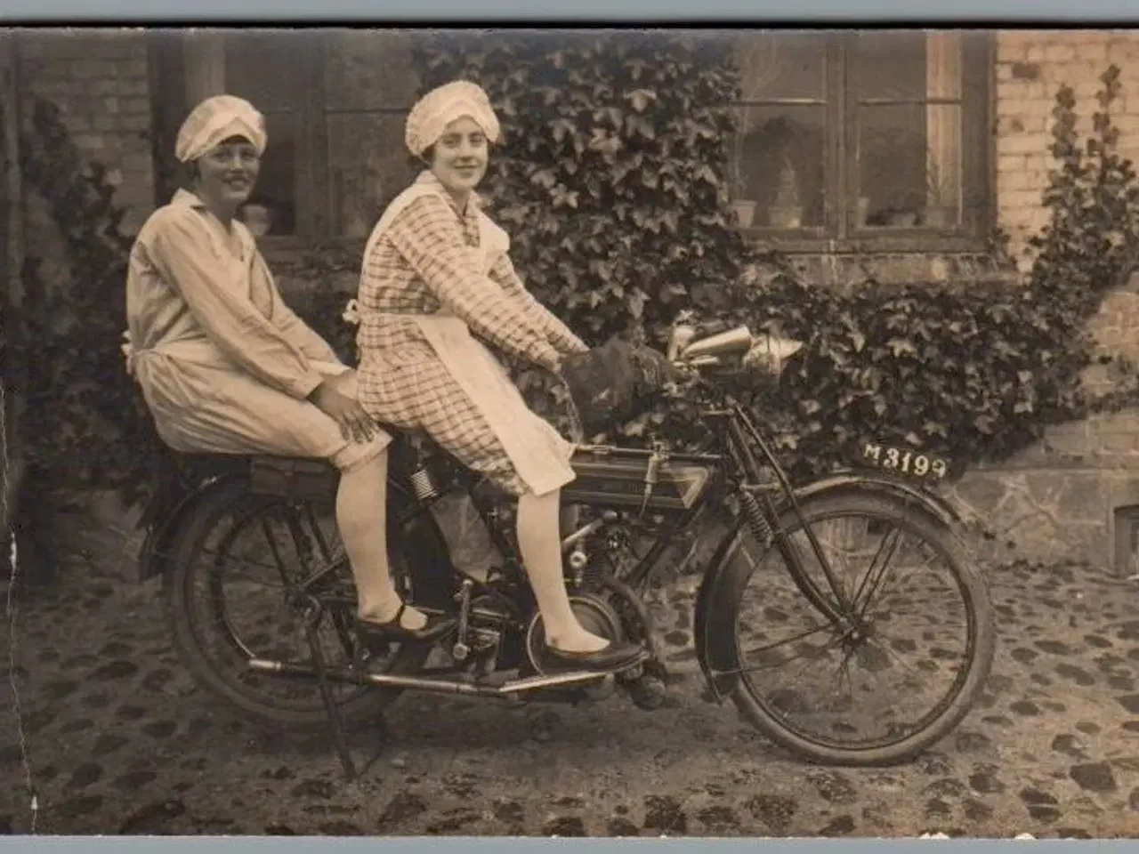 Billede 1 - Motorcykel Nummerplade M 3199 (Odense Amt ) -  Fotokort