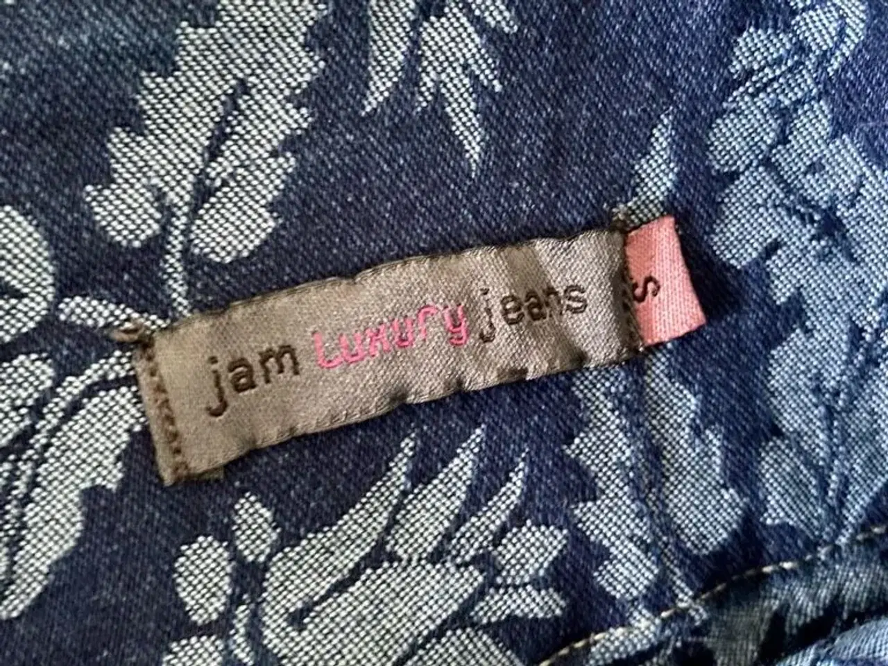 Billede 4 - Blomstret jeans til salg