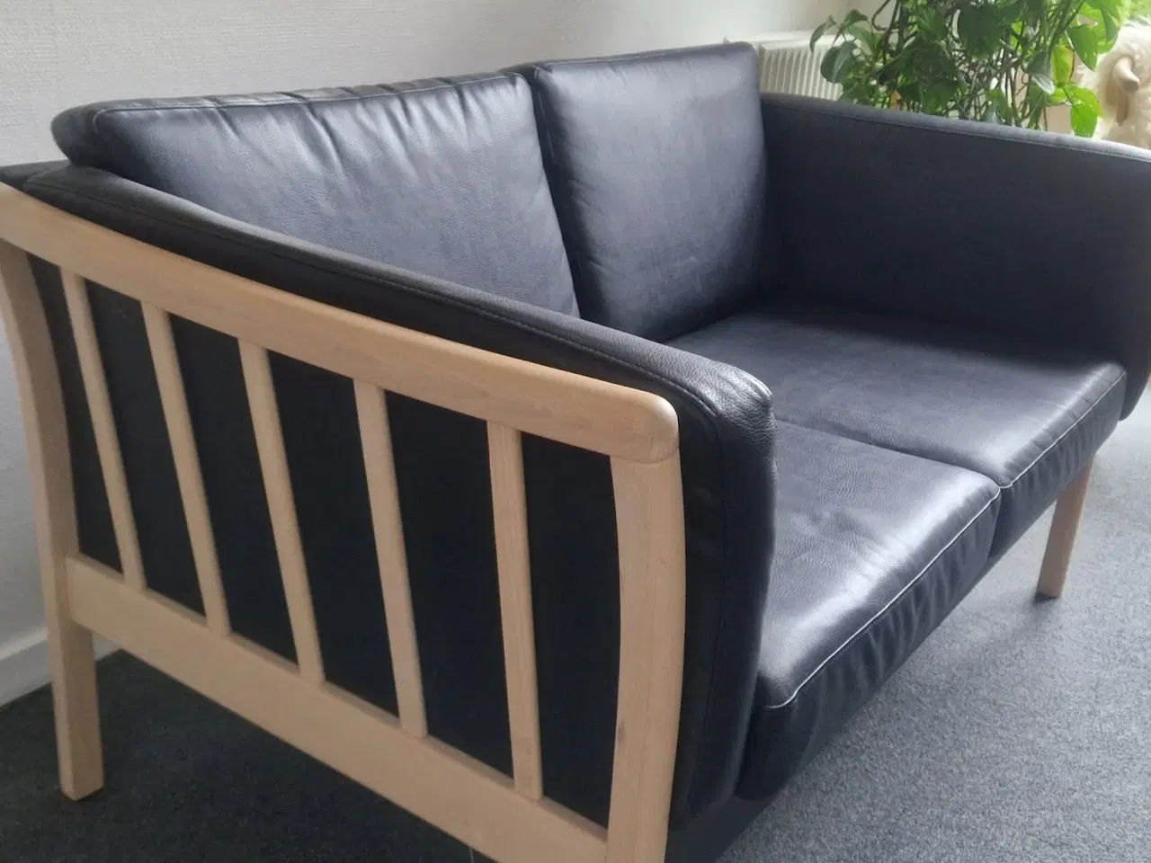 Billede 2 - 2 person sort lædersofa.