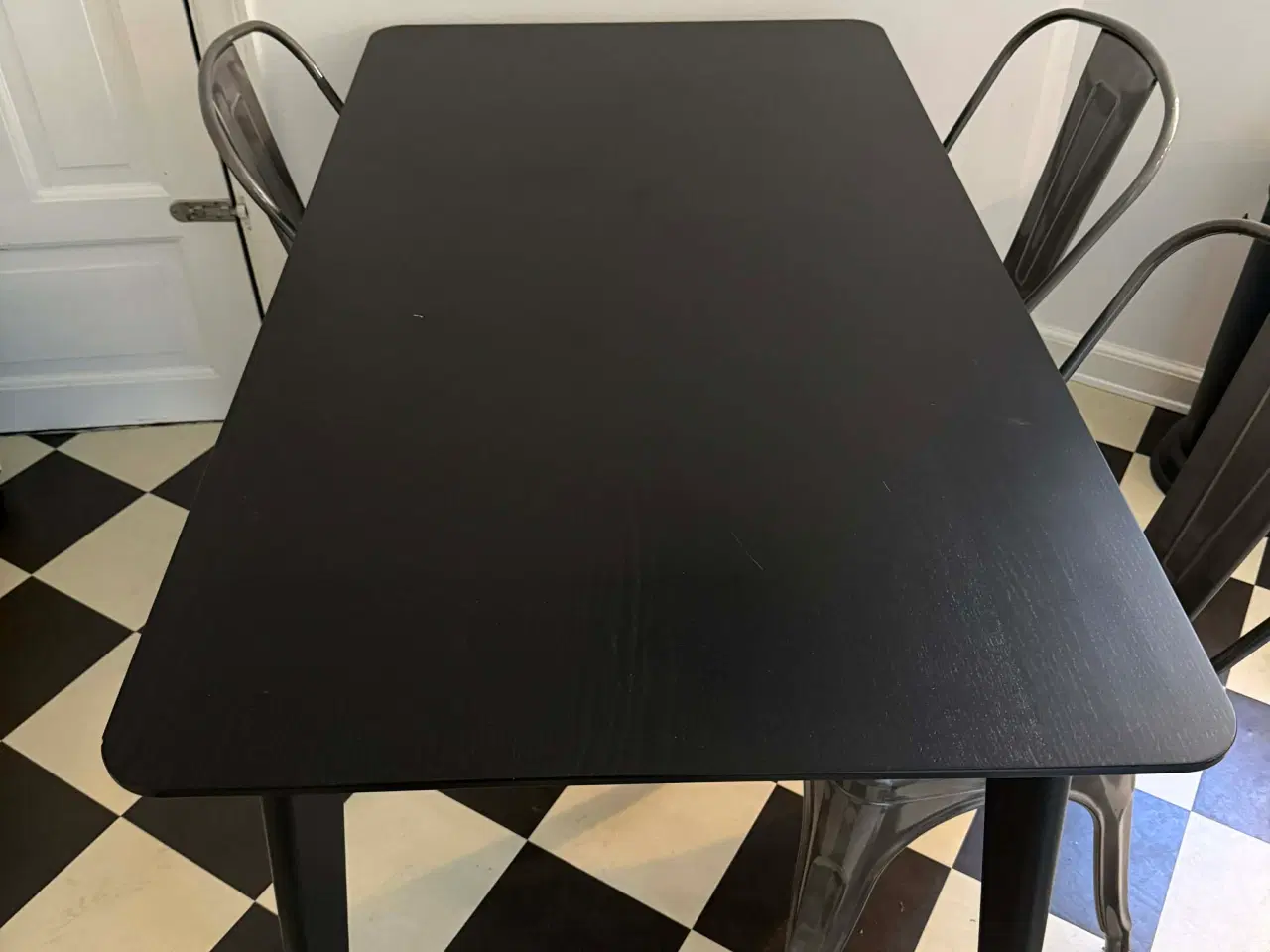 Billede 1 - Sort spisebord - Sælges billigt pga. flytning.