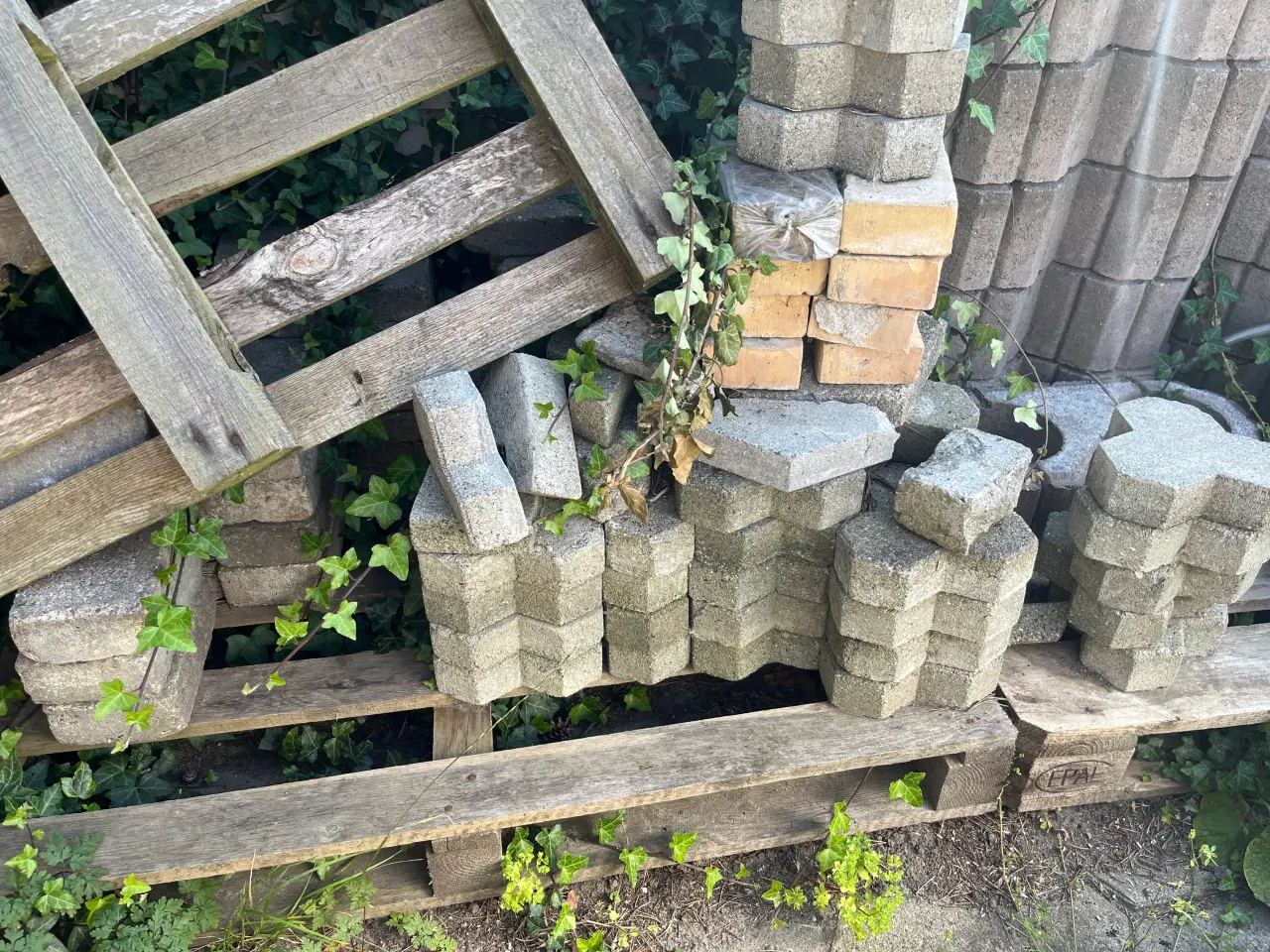 Billede 3 - Assortedere brugte fliser i beton