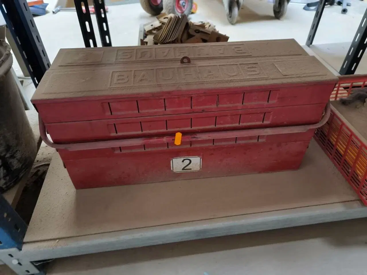 Billede 12 - Indhold på reol (højre fag)