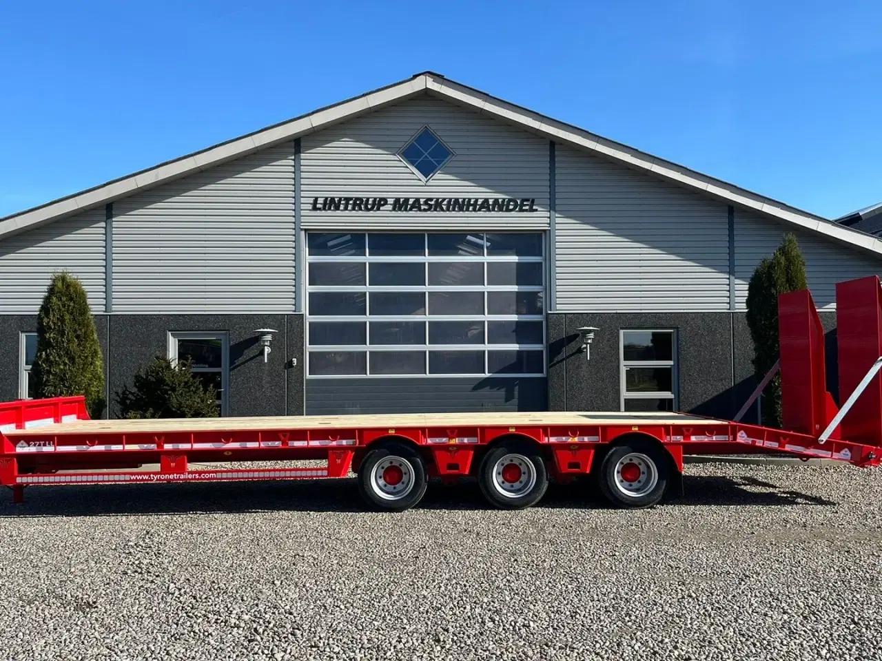 Billede 19 - Tyrone 27TLL LANG MODEL med Affjedret træk og affjedret aksler. Med hydrauliske ramper og værktøjskasse