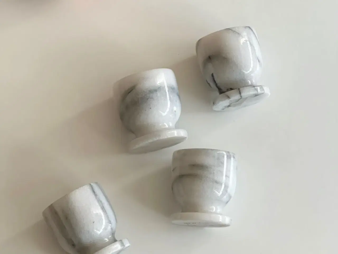 Billede 2 - Marmoræggebægre på fod, 4 stk samlet