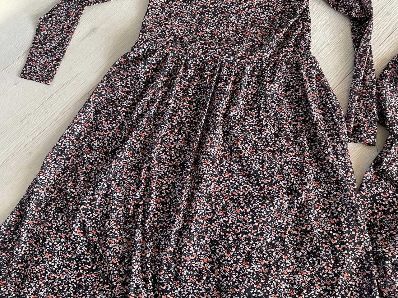 Billede 4 - Flot kjole og nederdel str 14