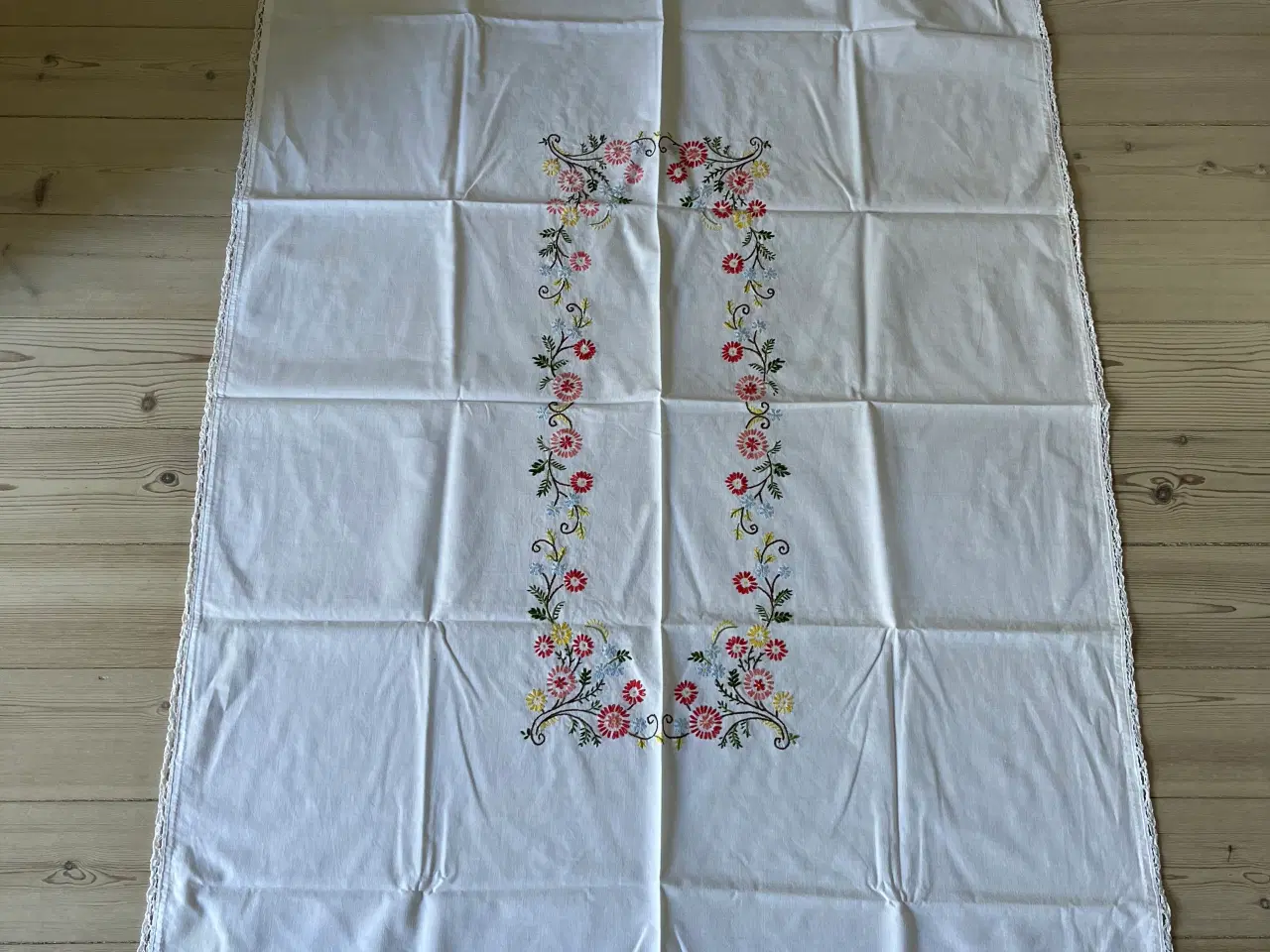 Billede 2 - Dug med broderi