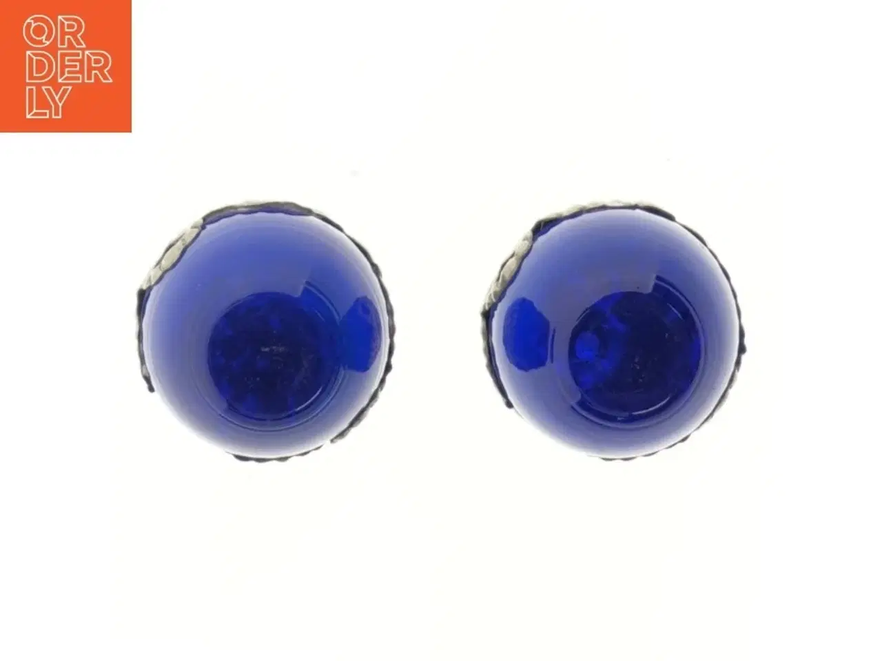 Billede 2 - To blå glasvaser med dekorationer af tin. I jugendstil fra ca 1910. metaldekoration (str. 2 stk Ø 4,5 cm højde 7 cm)