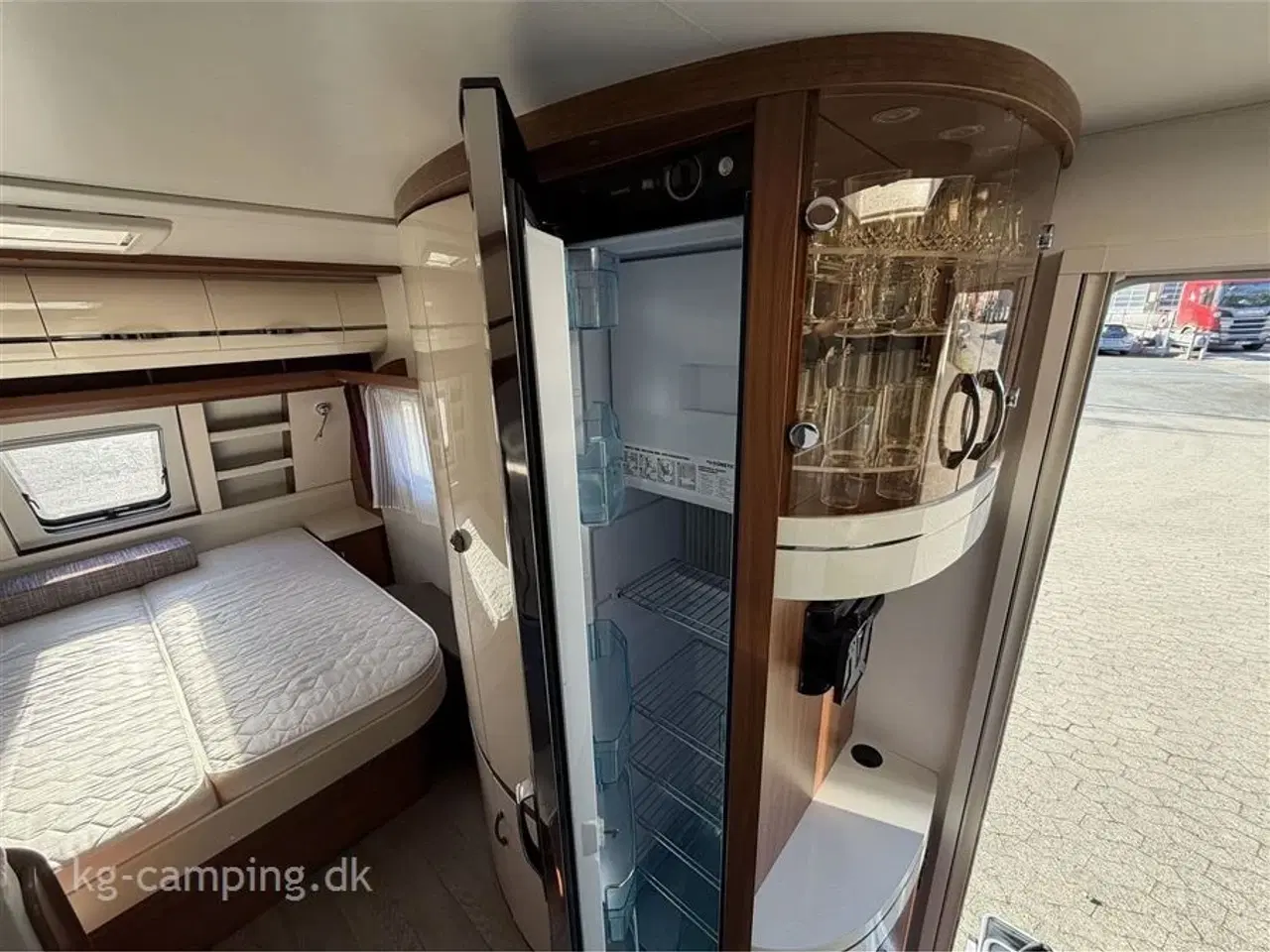Billede 21 - 2018 - Hobby Excellent 460 SFf   Let rejsevogn med fritstående dobbeltseng. Incl i prisen er mover, fast markise og fortelt.