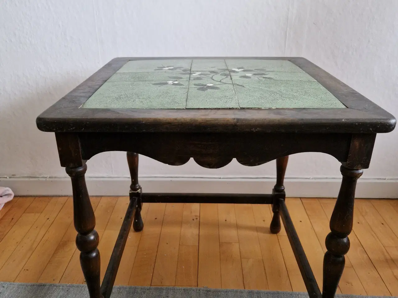 Billede 2 - Lille kakkelbord i bejdset bøg 