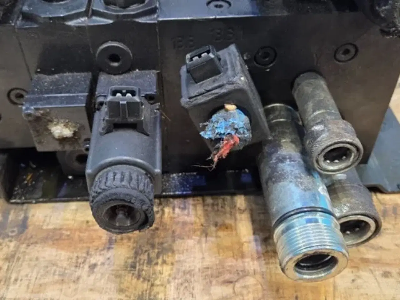 Billede 21 - New Holland CR9.90 Hydraulikventil 84457511