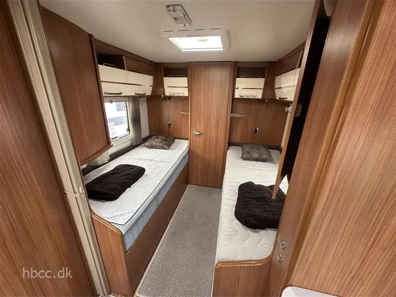 Billede 5 - 2015 - Adria Alpina 613 UT   Adria Alpina 613 UT (2015) – Luksus helårsvogn med mover og enkeltsenge