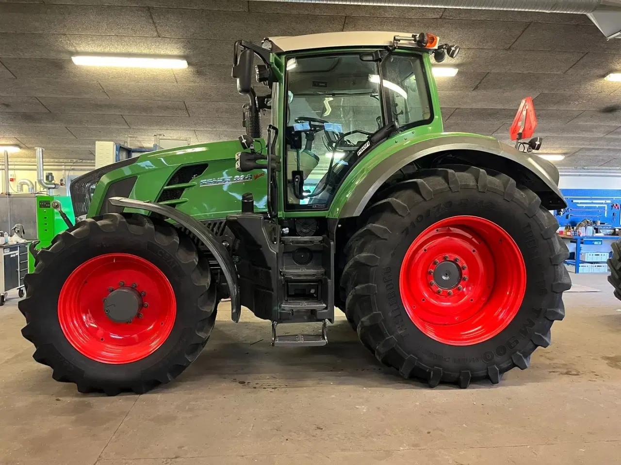 Billede 1 - Fendt 828 Profi model.  Meget flot traktor med nye fordæk.