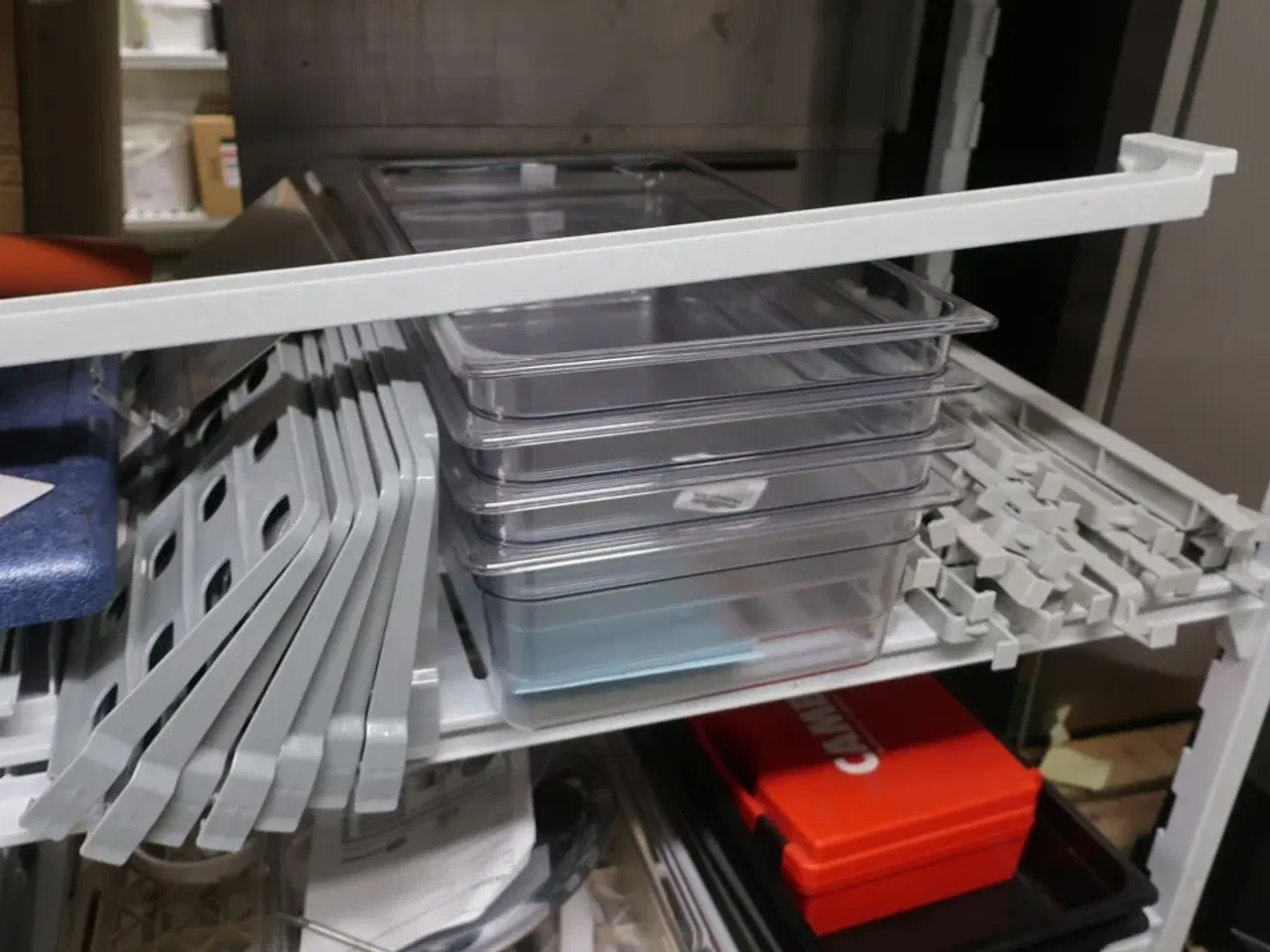 Billede 10 - Reol på hjul CAMBRO med indhold