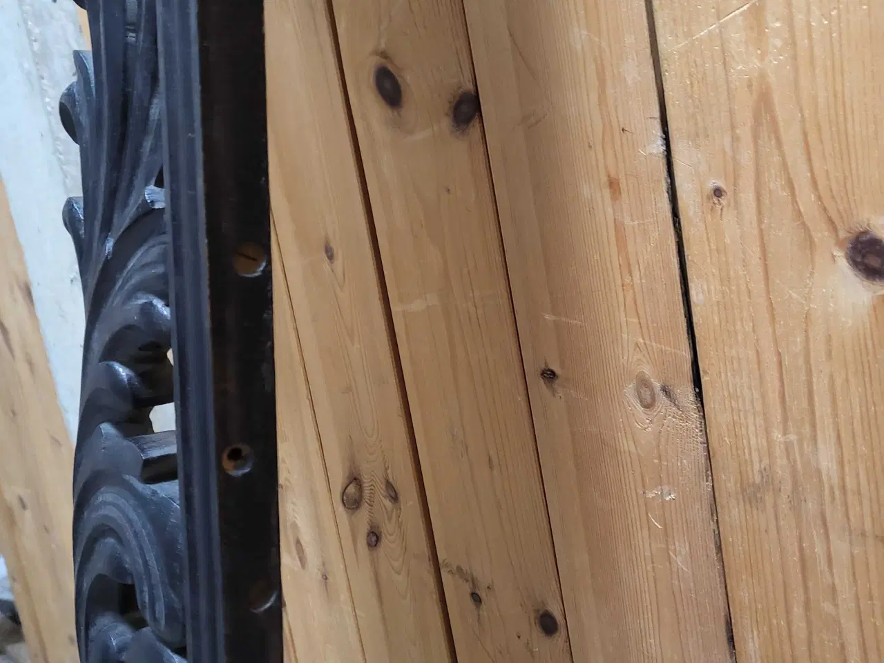 Billede 9 - Udskåren træværk med våbenskjold 