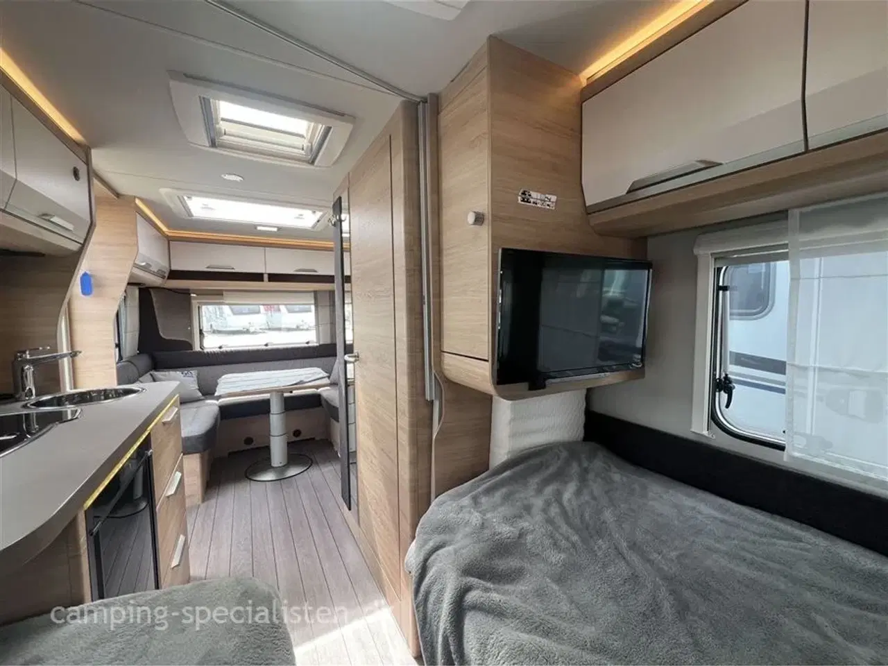 Billede 11 - 2022 - Knaus Südwind 500 EU   Lækker Knaus med enkeltsenge og stor rundsiddegruppe – spækket med udstyr! kan ses hos Camping-Specialisten.dk