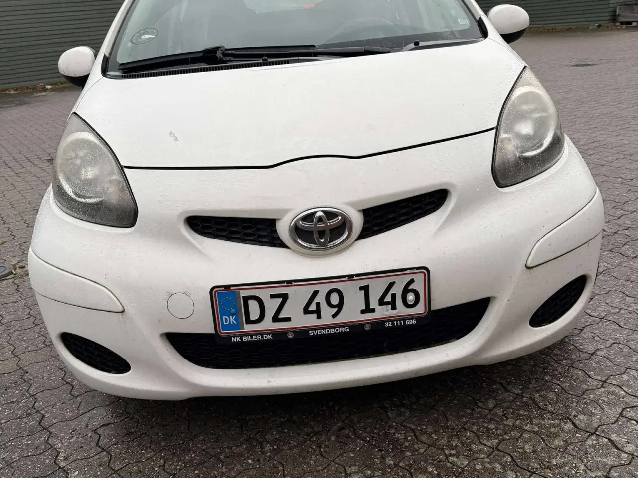 Billede 2 - Toyota Aygo 1.0 benzin • 2011 • hvid • Nysynet