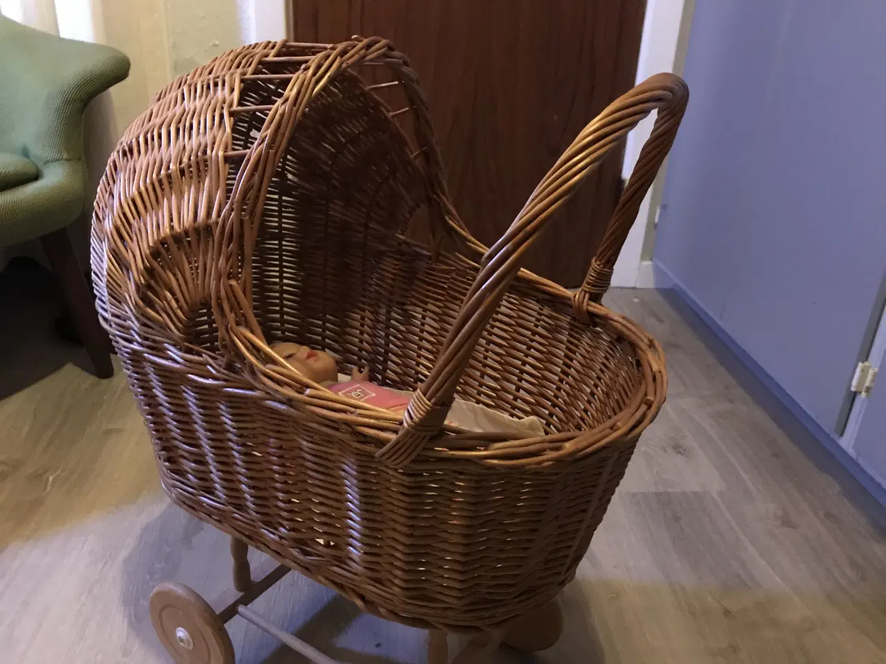 Billede 1 - Dukkevogn i flettet rødpil