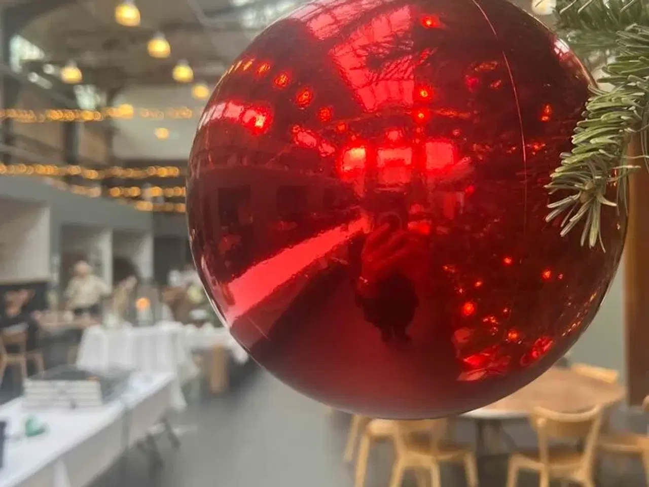 Billede 1 - 30 stk. store julelugler (Ø18cm) og en lang lyskæde