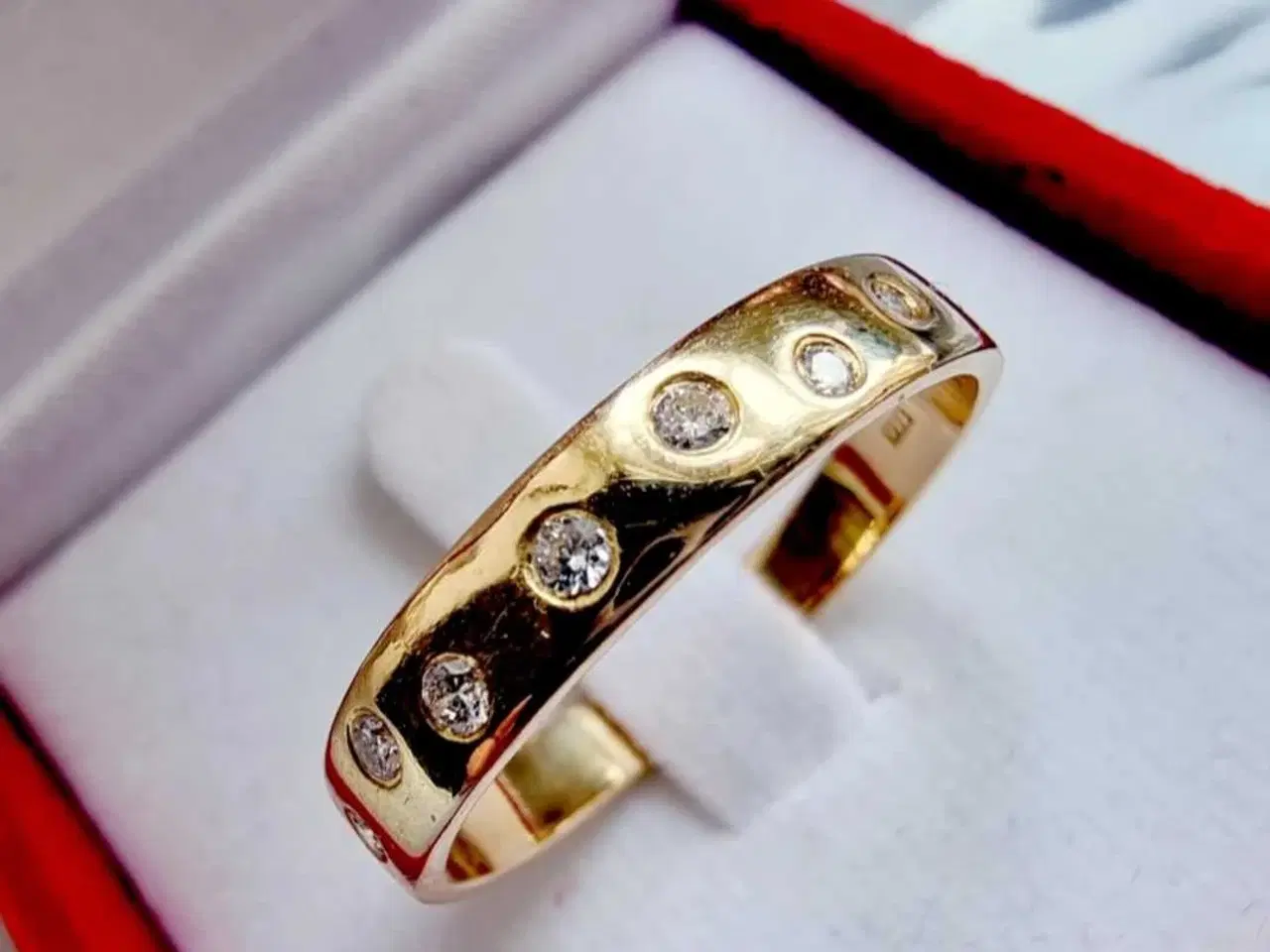 Billede 1 - 18 karat guldring med brillianter HÅNDLAVET