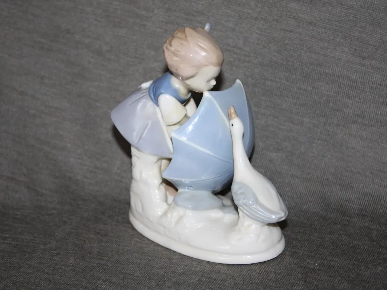 Billede 3 - Figur i porcelæn højde 12 cm