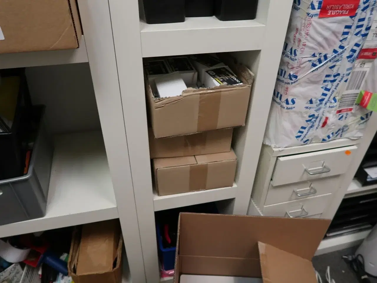 Billede 9 - Reol med div. Kontorartikler m.m.