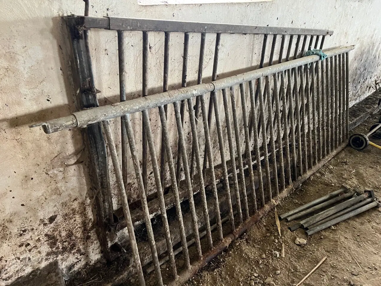 Billede 6 - Div staldinventar/fanggitre til løsdriftstald