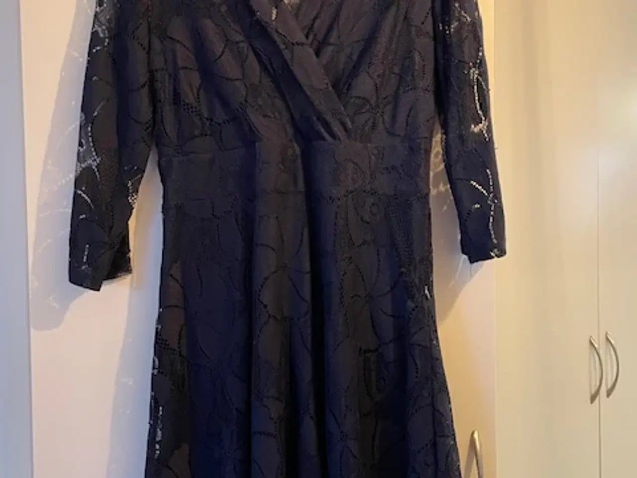 Billede 2 - Blondekjole fra Anna Field