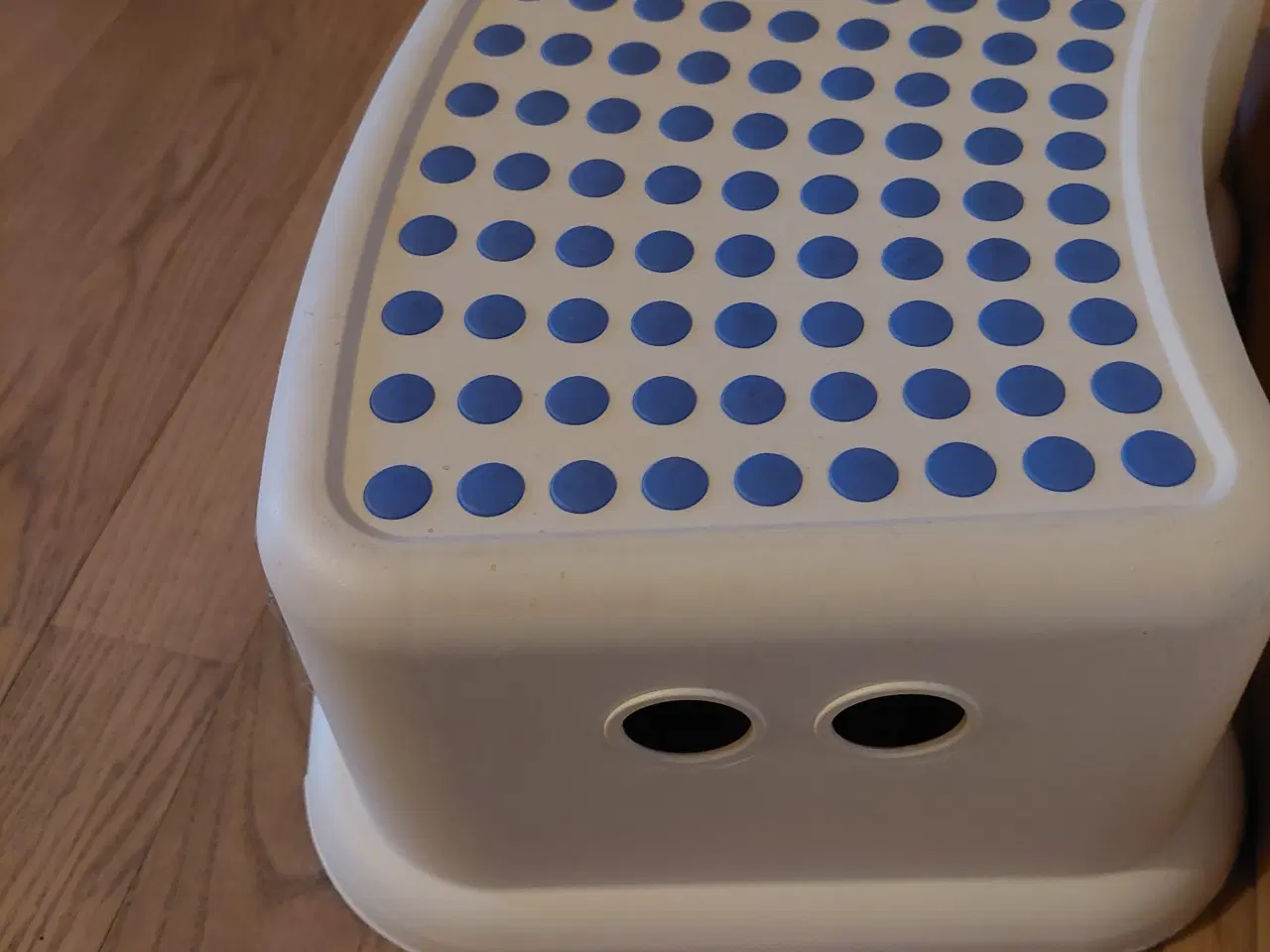 Billede 1 - Børne Skammel Hvid m blå dutter på