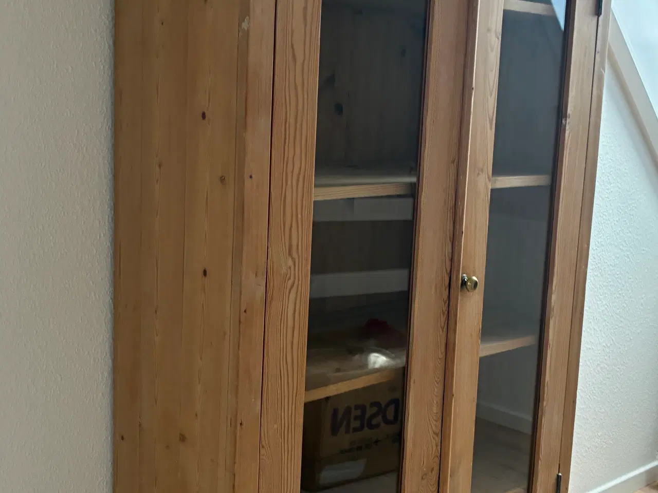 Billede 5 - Vitrineskab i fyr m hylder og glaslåger, meget anv