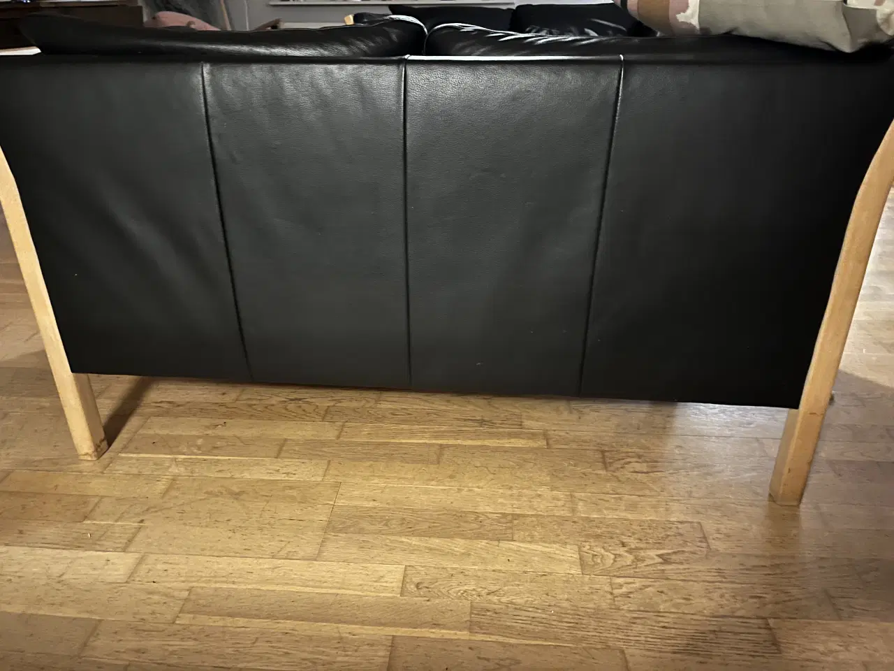 Billede 3 - 1 Sort læder sofa med bøgetræs gavle sælge