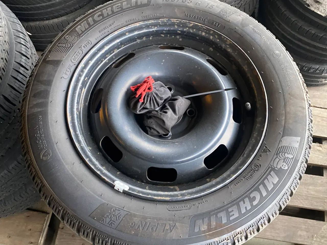 Billede 1 - Stålfælge på Michelin vinterdæk 185/65 R15