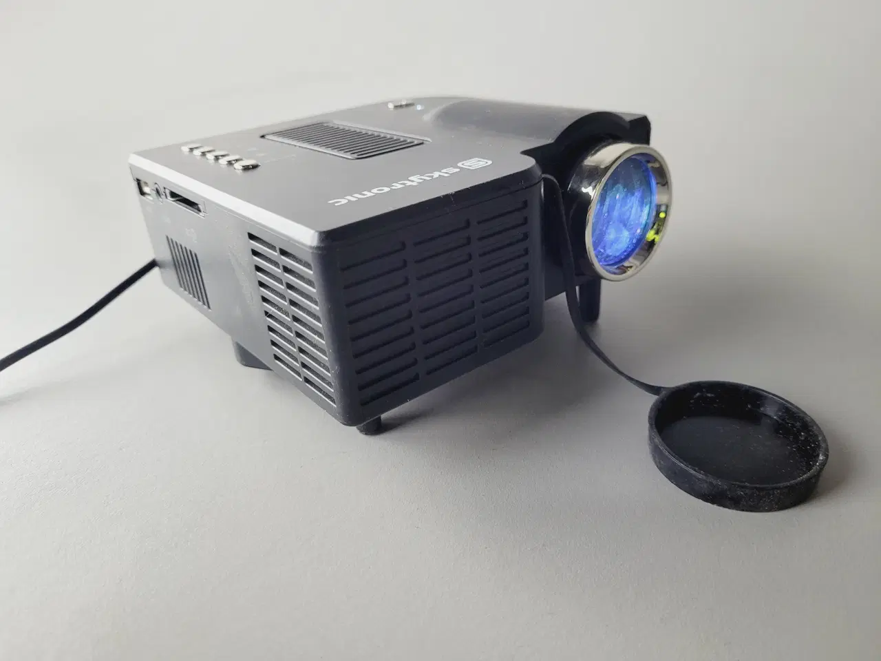 Billede 1 - ⭐️. 🎥 Skytornic Mini LED Projektor (HDMI/USB/SD) 