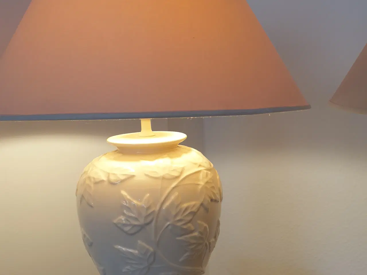 Billede 2 - Porcelæn Bordlampe med Bladrelief og stof skerm