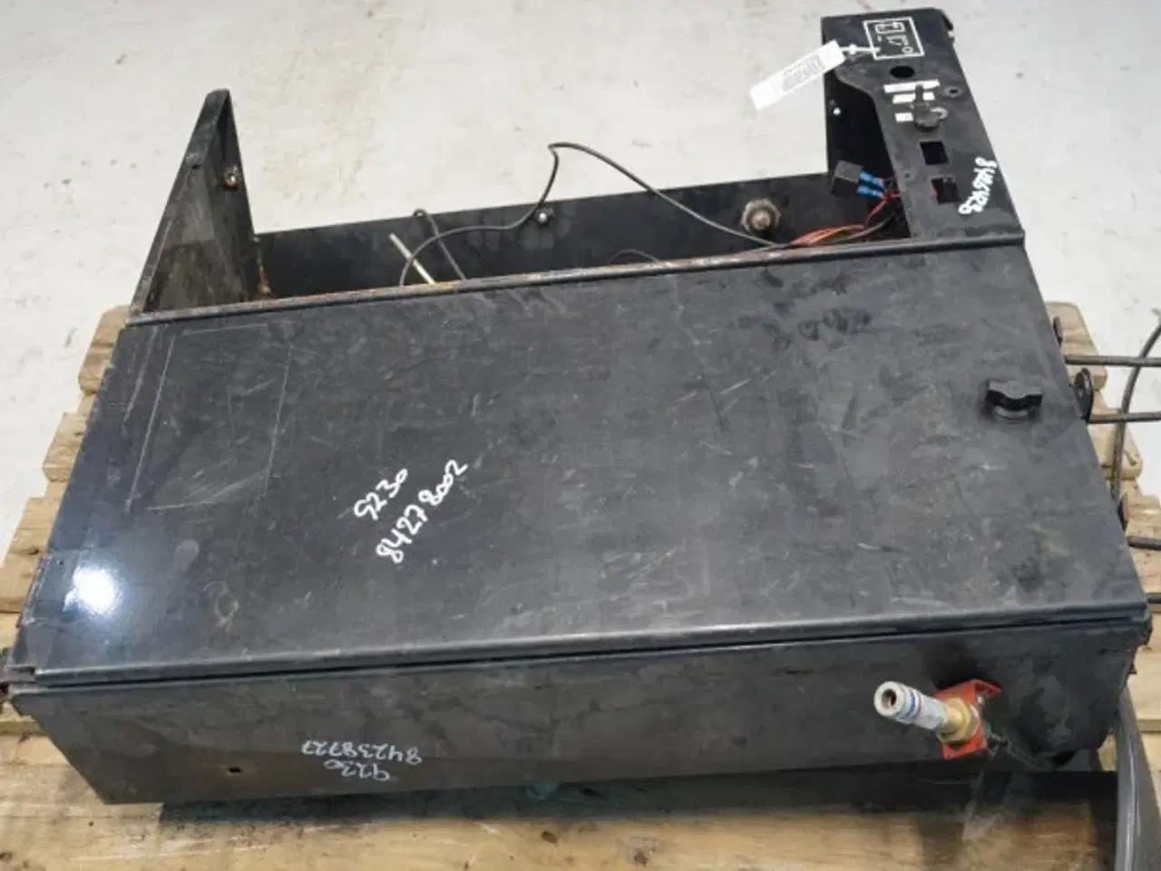 Billede 16 - Case 9230 Batterikasse 84264230